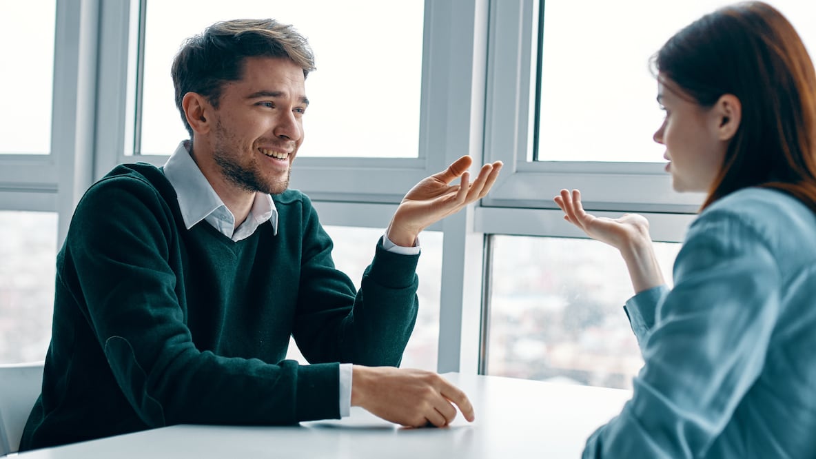 Conoce Interview Sidekick el asistente con IA que te sopla las respuestas en tiempo real (Foto: Canva)