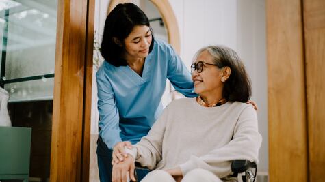 Nuevo programa del Bienestar en CDMX te dará 2 mil pesos al mes, si cuidas a una persona enferma