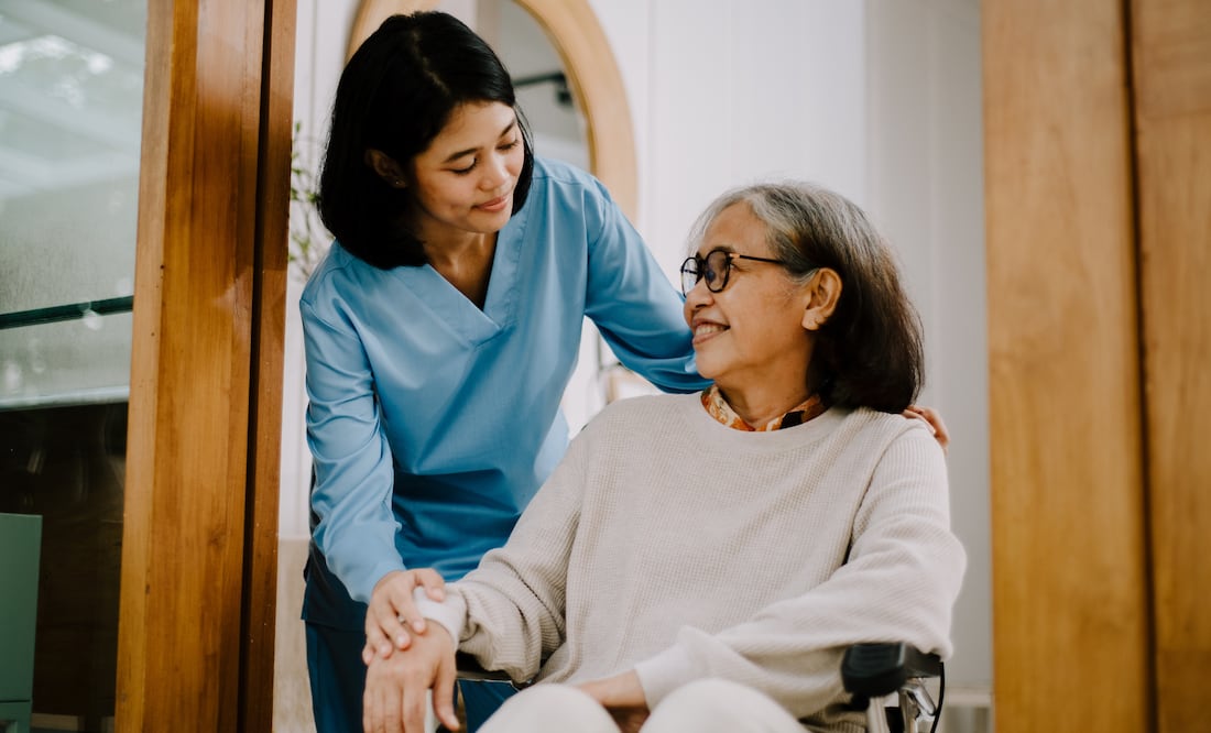 El programa “Ciudad que Cuida a Quien Cuida” otorgará 2 mil pesos mensuales a cuidadoras y cuidadores en la CDMX (Foto: Canva)