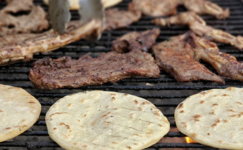 Aprende a disfrutar de una auténtica tradición norteña con una carnita asada completa y económica por menos de $100 pesos.(Foto: Canva)