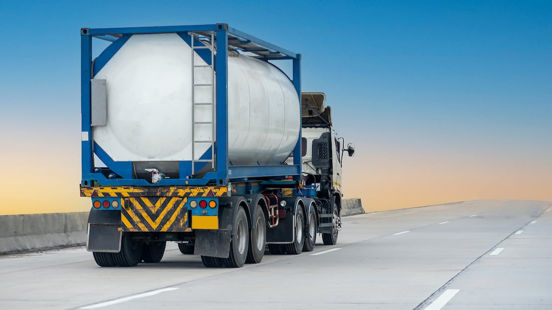 La SEMOVI busca mejorar la seguridad y control en el traslado de materiales peligrosos en la capital con nuevas reformas al Reglamento de Movilidad (Foto: Canva)