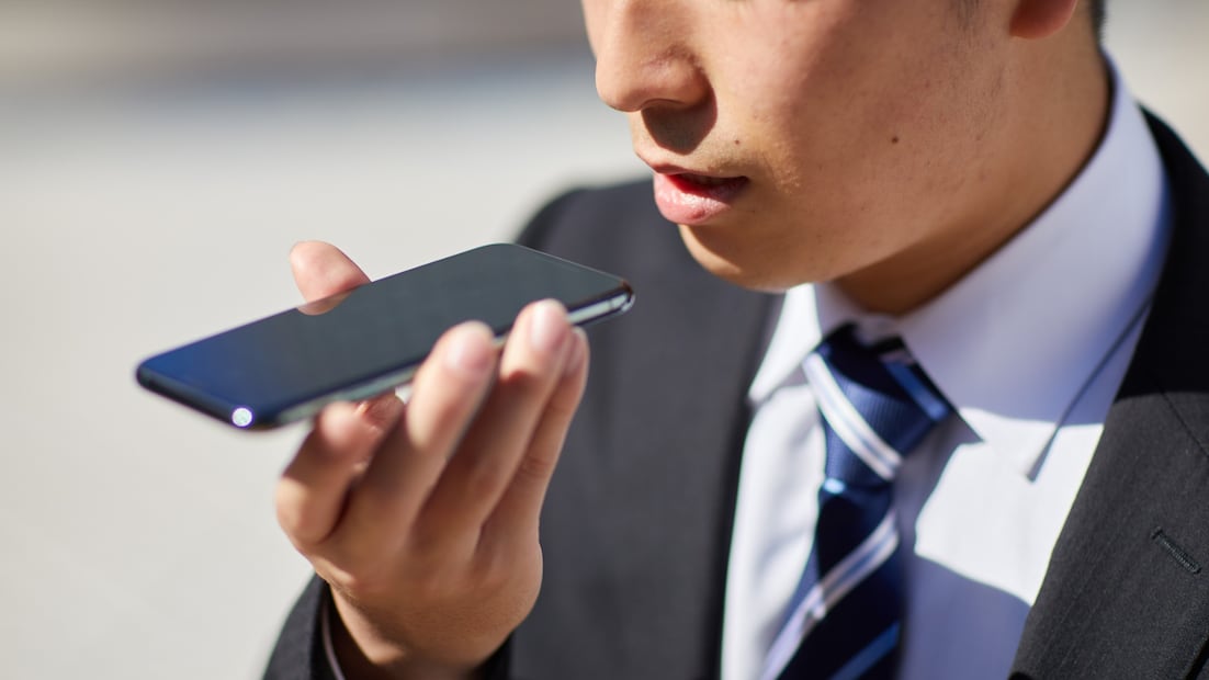 La clonación de voz con IA ya se perfila como una de las estafas digitales más peligrosas de 2025, según la SSPC (Foto: Canva)