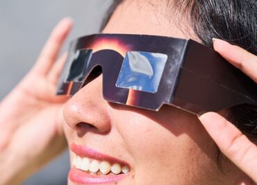 ¿Dónde comprar los lentes especiales para ver el eclipse solar? En estas tiendas cuestan 88 pesos