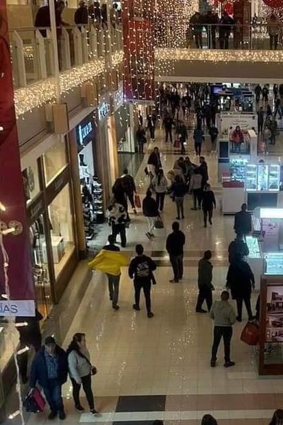 La pelea se volvió viral en plena temporada de compras decembrinas. (Foto: Tomada de redes)