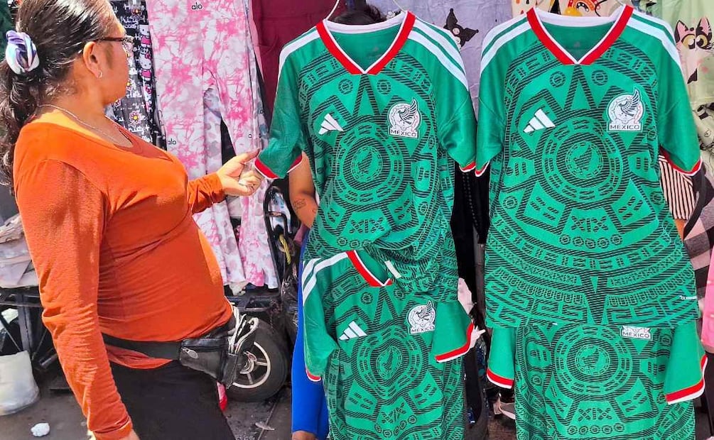 Compró la playera de México en $2,000, pero se arrepintió al ver los clones y pide reembolso. (Foto: Cuartoscuro)