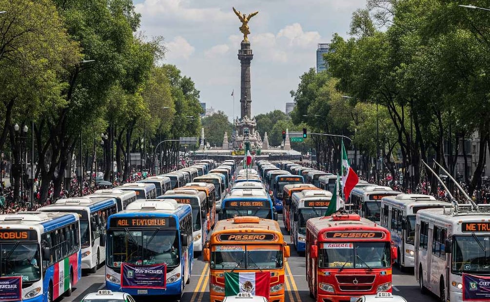 Megamarcha en CDMX: calles bloqueadas y rutas alternas este lunes para evitar descuentos salariales. (Foto: Creada con IA)