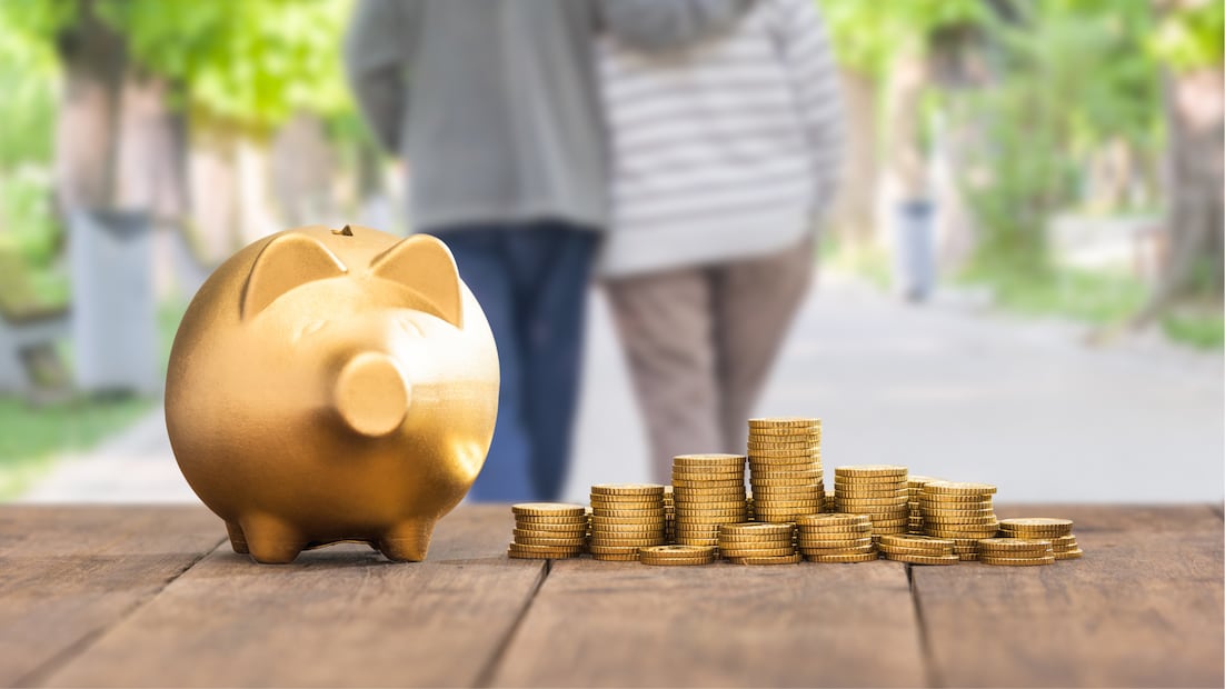 Adultos mayores en México pueden recibir simultáneamente la pensión del Bienestar y las pensiones del IMSS o ISSSTE (Foto: Canva)
