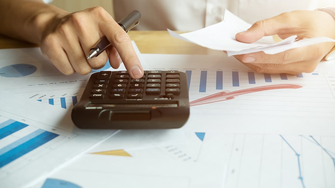 Emitir facturas no es solo un requisito fiscal, es una forma de hacer crecer tu negocio (Foto: Canva)