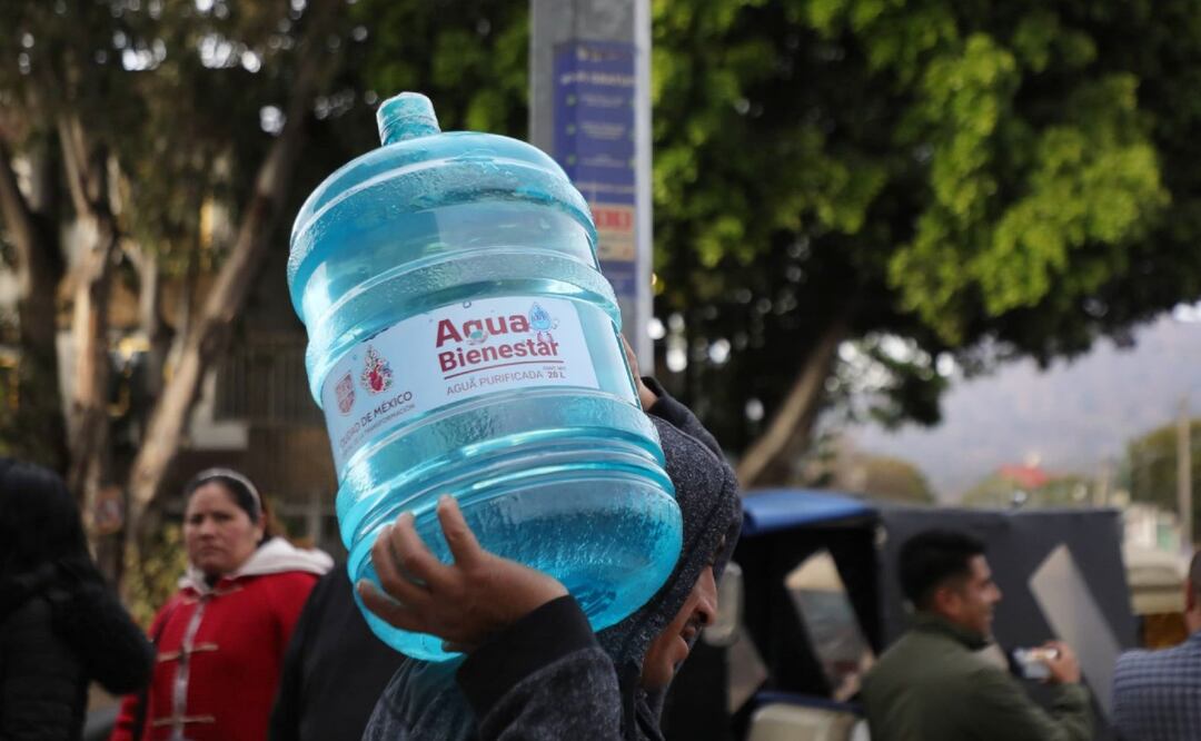Garrafones de Agua Bienestar en CDMX: Precio, puntos de Venta y todo lo que debes saber. (Foto: Cuartoscuro)