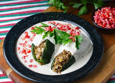 Chiles en nogada 2024: Receta, costo de ingredientes y tips para prepararlos en casa