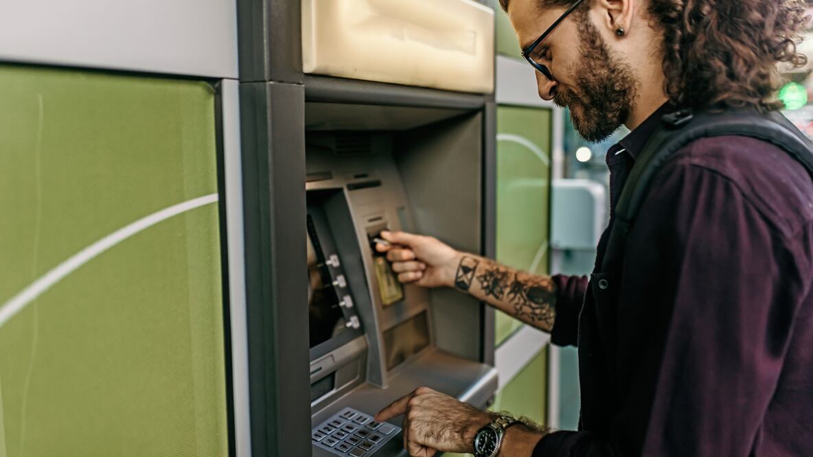 El riesgo invisible en los cajeros automáticos (Foto: Canva)