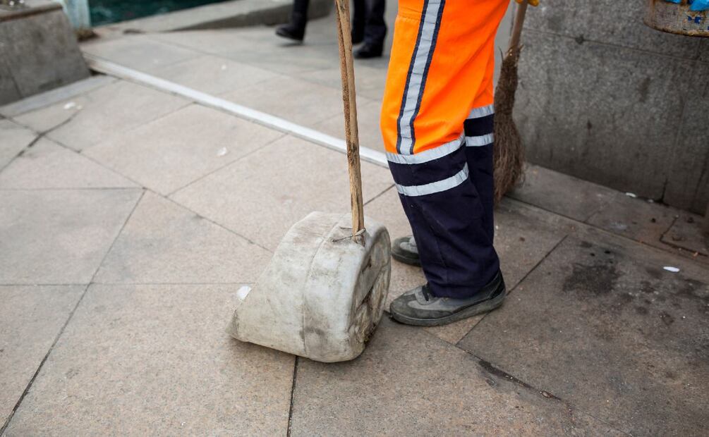 ¿Qué beneficios tiene un barrendero? (Foto: DeDinero)