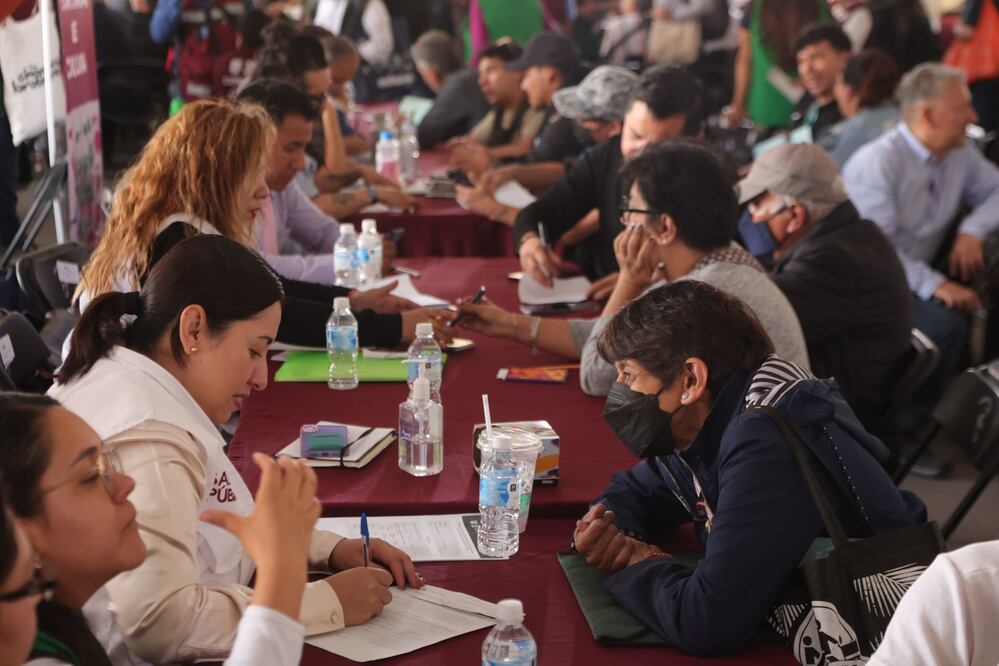 Ciudadanos reciben orientación legal gratuita en el Zócalo de Gobierno Ciudadano 2025 (Foto: Cuartoscuro)