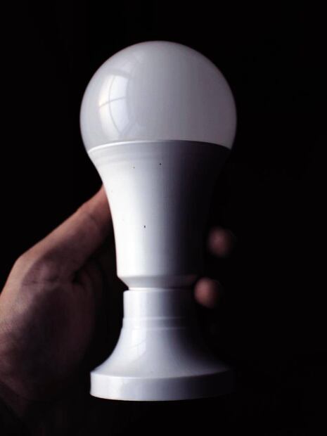 Cambiar a lámparas LED y focos ahorradores reducirá tu consumo de electricidad. (Foto: Pexels)