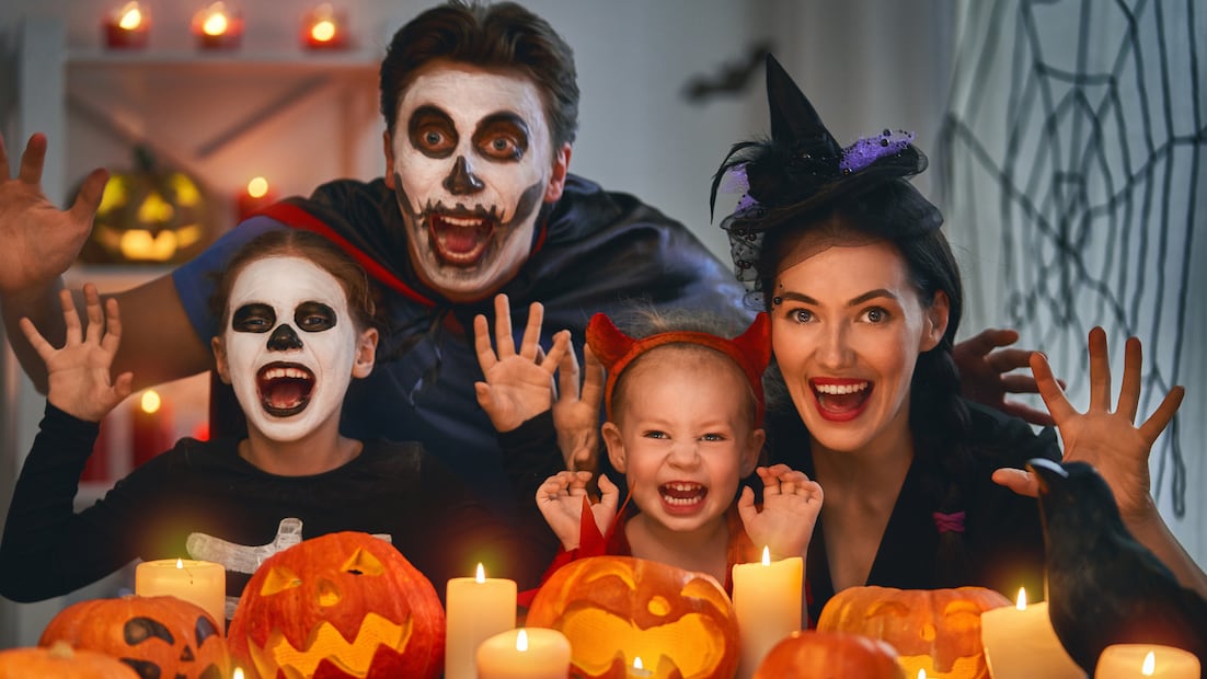 Organizar una fiesta de Halloween en casa puede ser tan económica o lujosa como decidas, el secreto está en planear bien el presupuesto (Foto: Canva)