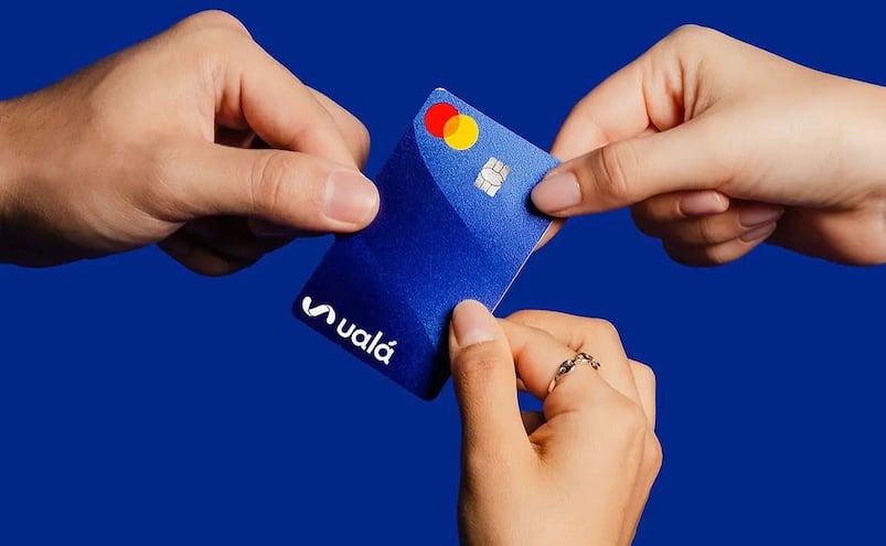 Ualá te deja crear crédito desde cero: cómo funciona su tarjeta garantizada y sus costos reales