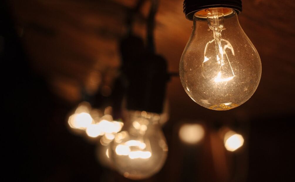 ¿Descuento en el recibo de luz para adultos mayores en 2025? (Foto: DeDinero)