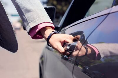 ¿Cuándo conviene más comprar carros a crédito que de contado?