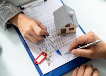¡No firmes sin leer esto! Claves para revisar el contrato de adhesión al comprar tu propiedad