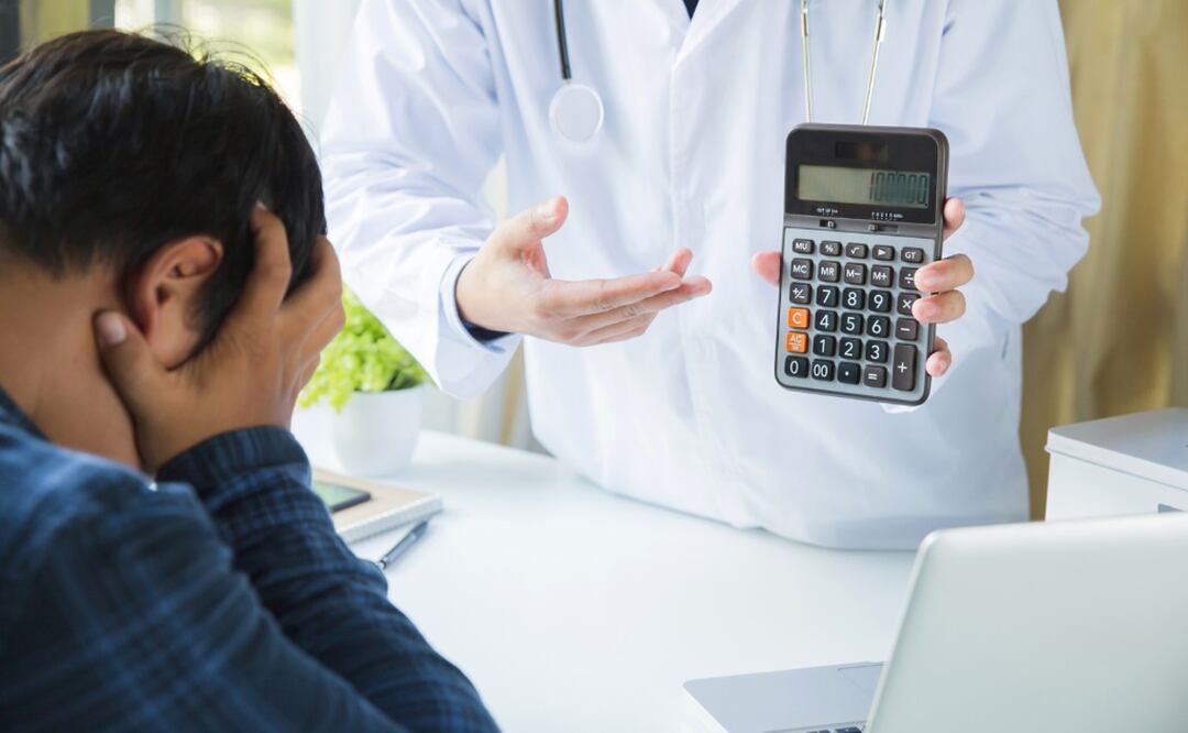 Conoce cuánto se ahorran las personas que viven con diabetes por atenderse en el IMSS o ISSSTE. (Foto: DeDinero)