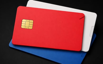 ¿Por qué tu tarjeta de débito o crédito tiene un corte? Su función va más allá del diseño