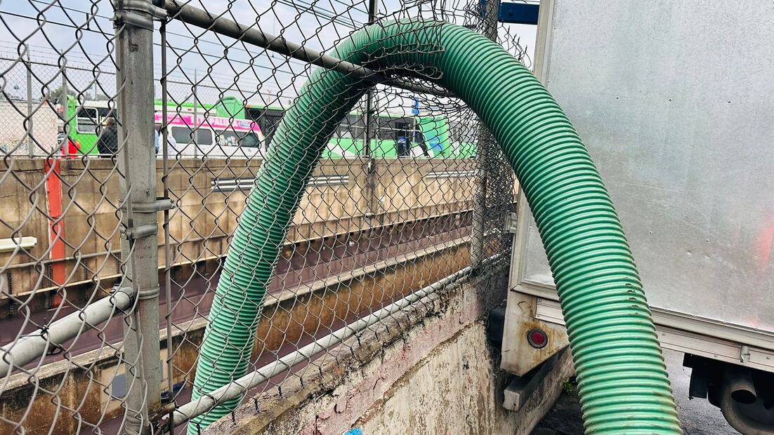 Trabajos de desazolve en la Línea A. (Foto: Redes sociales)