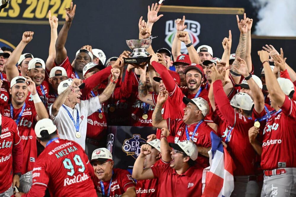 Los miércoles de temporada regular, las mujeres pueden entrar al estadio de los Diablos Rojos por solo 1 peso (Foto: Cuartoscuro)