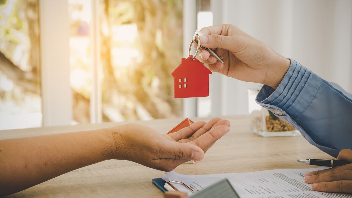 El modelo T100 del Infonavit elimina los 1080 puntos y el buró de crédito como requisitos para acceder a un crédito de vivienda (Foto: Canva)