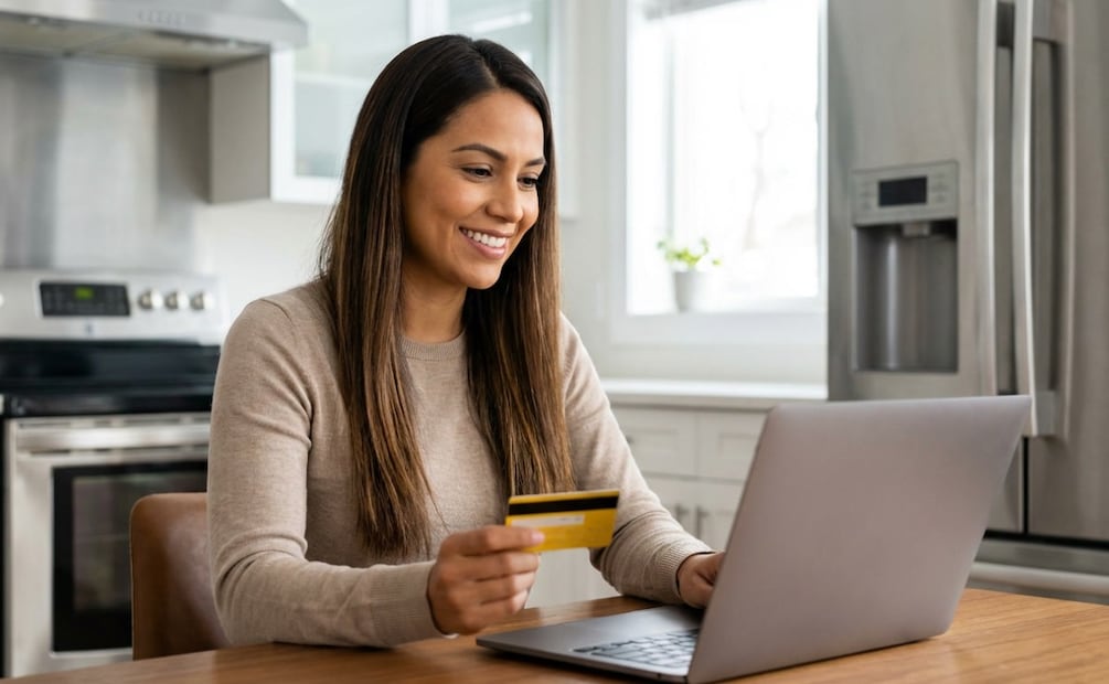 ¿Pago mínimo o pago para no generar interés? La diferencia que puede salvar tus finanzas este mes. (Foto: creada con IA)