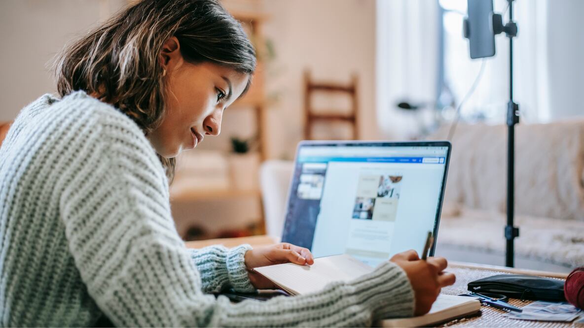 UnADM te da el pase para estudiar desde donde quieras, con carreras modernas y sin pagar colegiatura (Foto: Canva)