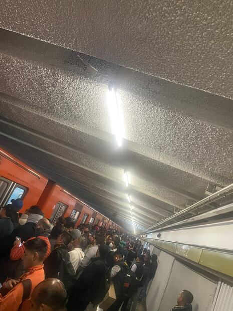 Algunos usuarios comentan que han esperado por más de 10 minutos  a que pase algún tren. (Foto: Redes sociales)