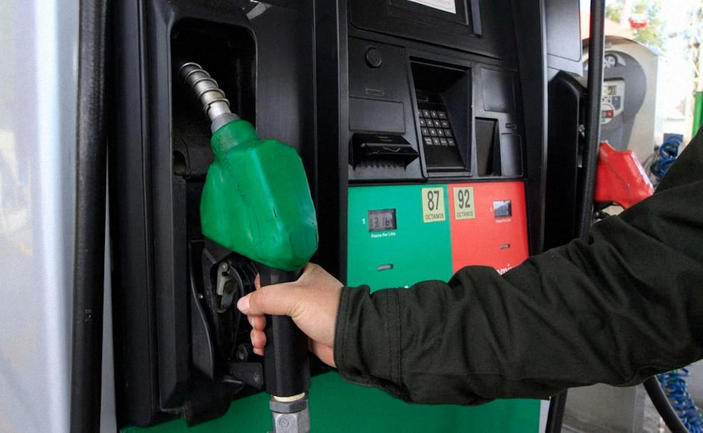 La Profeco llama a pedir la gasolina por litros y no por pesos. (Foto: DeDinero)