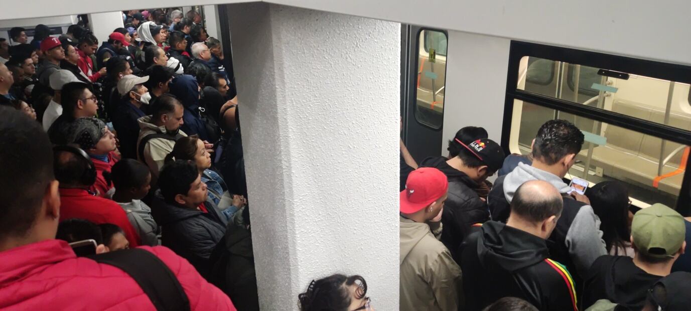 Usuarios intentando ingresar a un tren en la Línea 1. (Foto: Redes sociales)