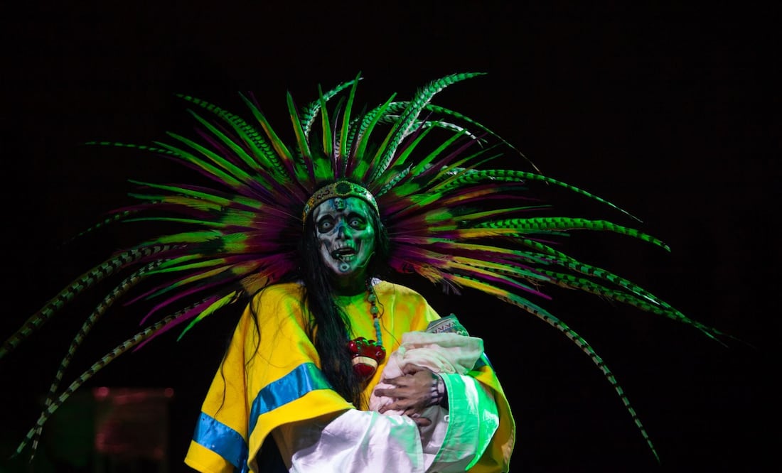 La obra La Leyenda de la Llorona, La Cihuacóatl zarpando desde los canales de Xochimilco (Foto: Canva)