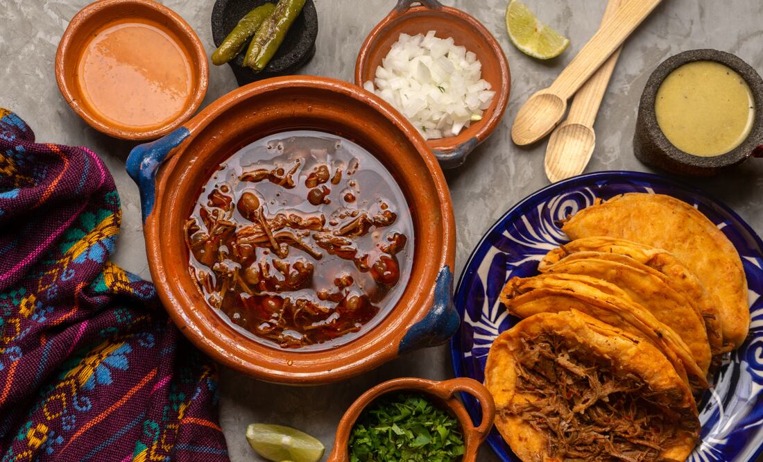Prepara birria casera para el 15 de septiembre (Foto: Canva)