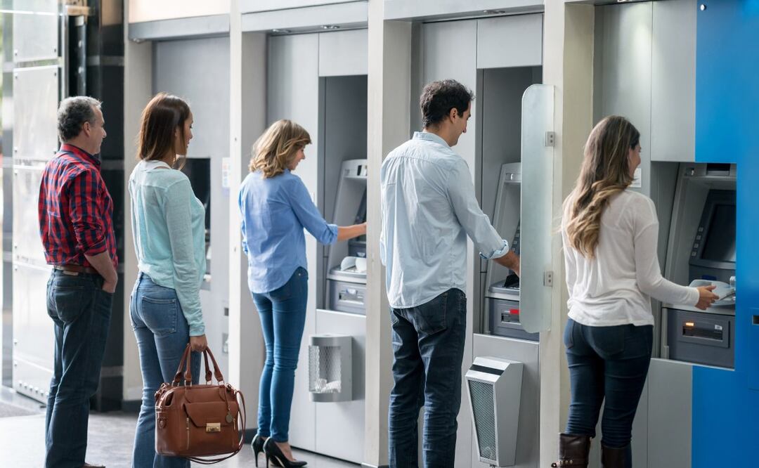 ¿Cómo reportar que el cajero automático retuvo tu tarjeta? (Foto: DeDinero)