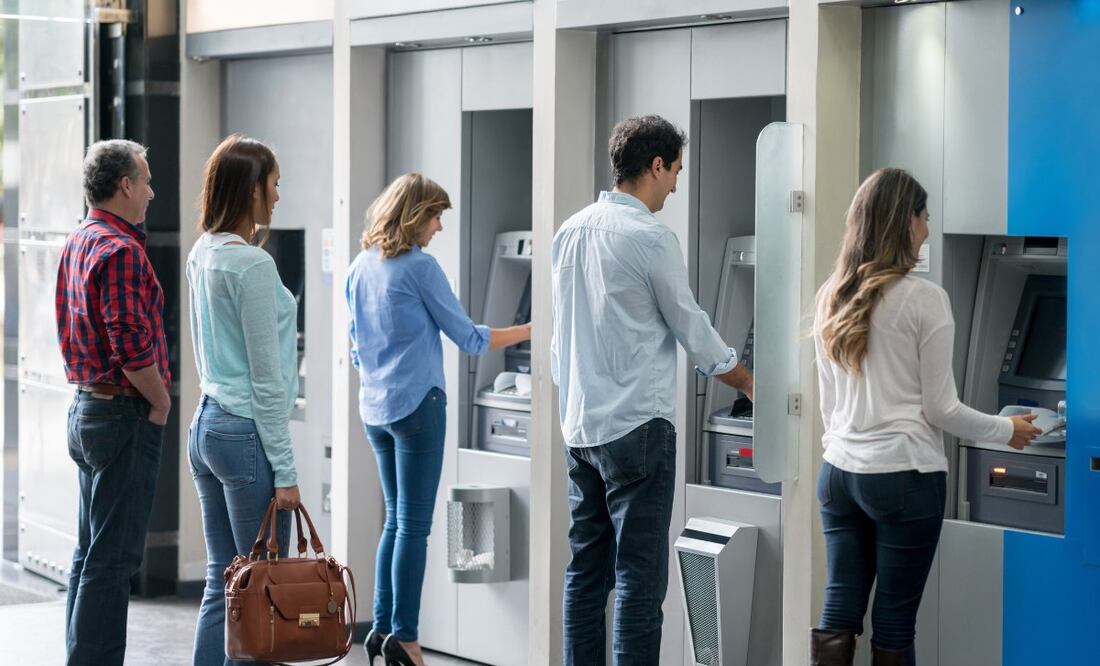 ¿Cómo reportar que el cajero automático retuvo tu tarjeta? (Foto: DeDinero)
