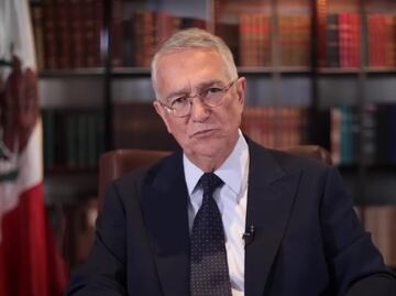 Ricardo Salinas vuelve a hablar de desastre económico con mensaje en inglés; aclara si Banco Azteca cerrará