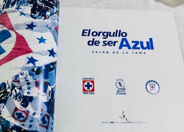 Don Julio vende su libro Edición Limitada Cruz Azul "Salón de la Fama" para pagar medicamentos