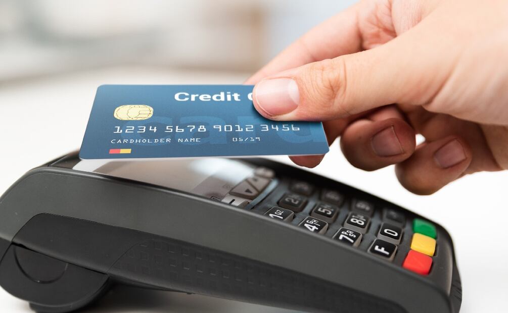 ¿Cuánto quitan las tarjetas de crédito? (Foto: DeDinero y logos de redes sociales)