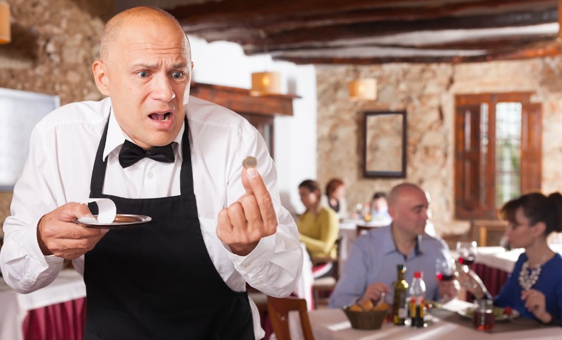 ¿Alguna vez te han negado la salida porque no has dado propina? (Foto: DeDinero)