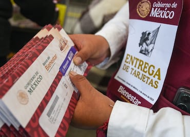 Últimas noticias Pensión del Bienestar 2025; calendario por apellido y entrega de tarjetas