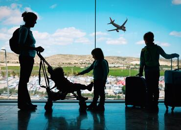 ¿Cuánto paga un bebé por viajar en avión? Conoce cómo pueden volar gratis