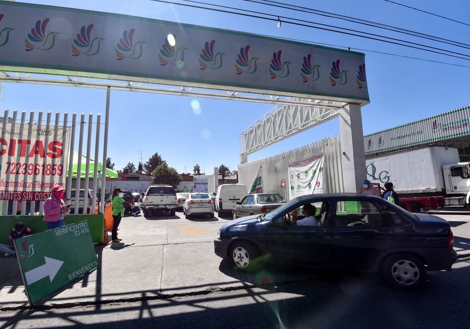 Algunos conductores del Estado de México podrán hacer la verificación sin pagar un solo peso (Foto: Cuartoscuro)