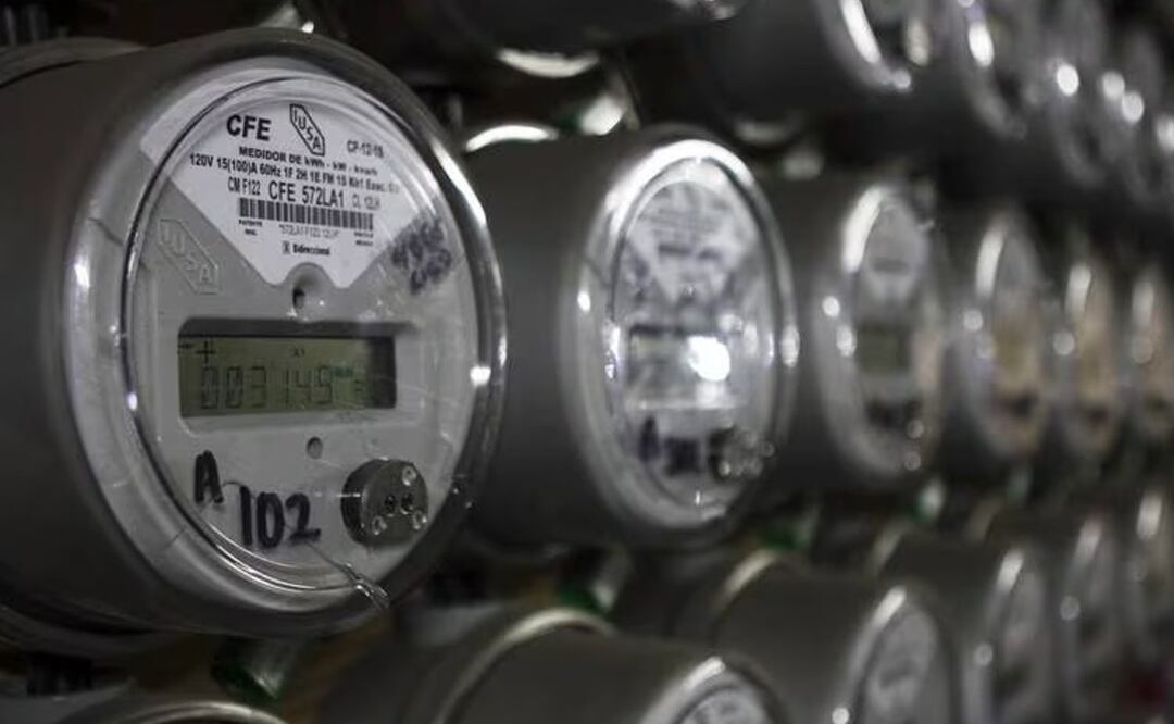 Conoce si hay alguna consecuencia por quitar los candados de la CFE. (Foto: Redes sociales)