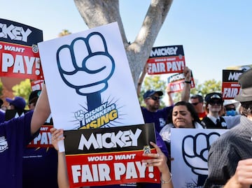 ¿Están en huelga trabajadores de Disneyland? Denuncian bajo sueldo y que viven en autos y moteles