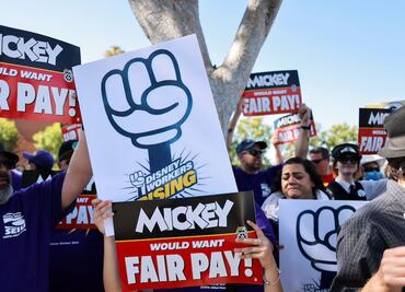 ¿Están en huelga trabajadores de Disneyland? Denuncian bajo sueldo y que viven en autos y moteles