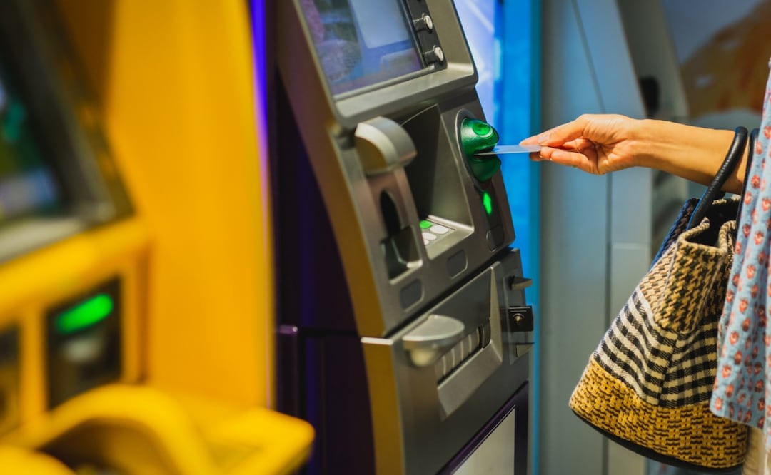 Muchos mexicanos pagan de más al banco sin saberlo: evita el cobro por manejo de cuenta con estos tips. (Foto: Canva)