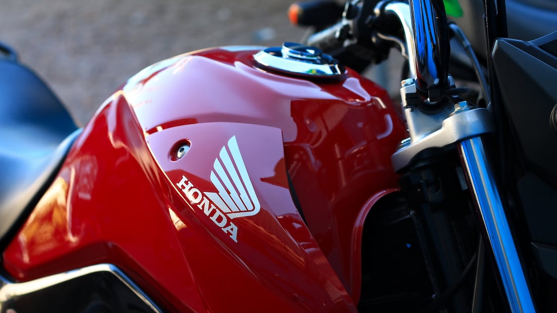 La Profeco y Honda de México alertan sobre una falla en el faro de la motocicleta CB350D 2024 que puede afectar su funcionamiento y seguridad (Foto: Canva)