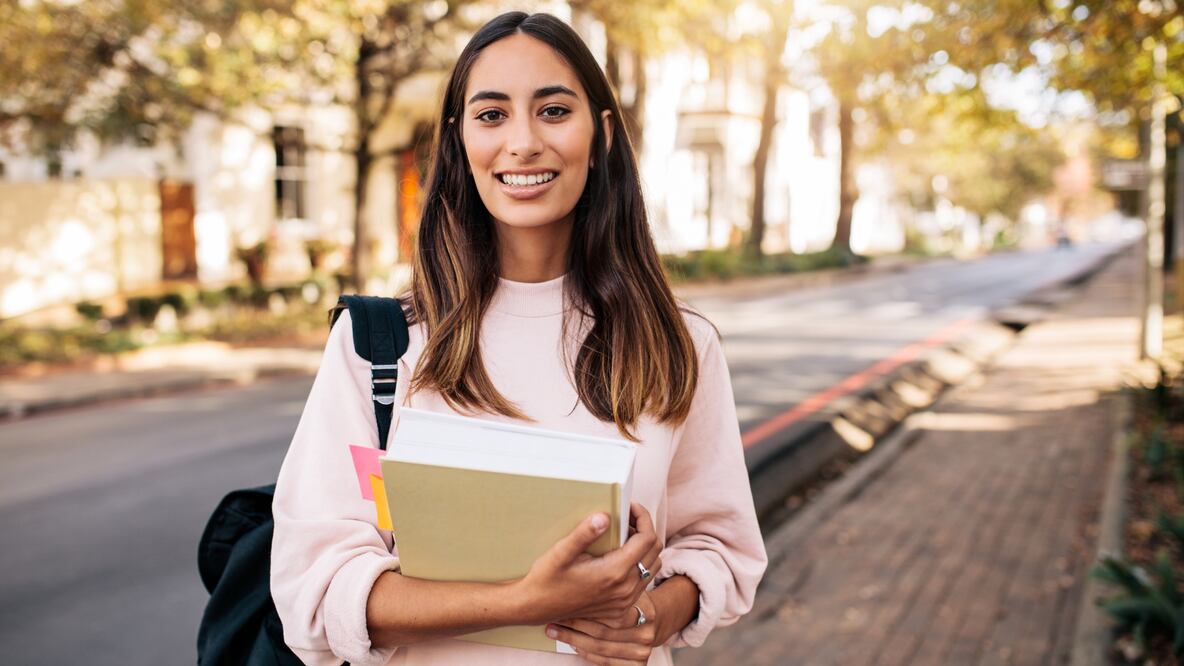 La beca Jóvenes Escribiendo el Futuro 2025 abre su registro en septiembre (Foto: Canva)